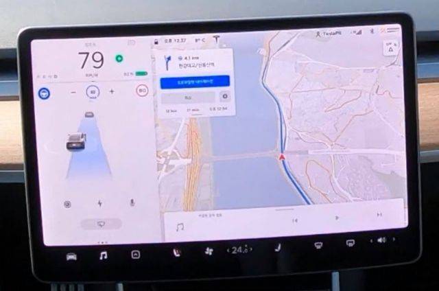 오토파일럿 내비게이션이 실행중인 테슬라 모델 3 15인치 디스플레이 (사진=지디넷코리아)
