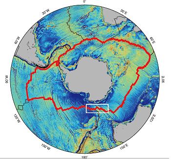 야구 공의 실밥처럼 남극 대륙을 둘러싸고 있는 남극 중앙해령(붉은 선)에서 극지연구소 연구팀이 새로 열수분출구를 발견했다. 하얀 실선으로 된 부분이 연구팀이 탐사를 진행한 지역이다. 극지연구소 제공