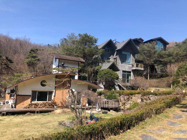 3월 31일 강원도 원주 부론면 소재의 건설브로커 윤중천씨가 소유했던 별장 모습. D동과 E동의 모습으로, E동 1층에 '김학의 전 차관 성 접대 동영상'이 촬영된 것으로 추정되는 노래방이 있다. 원주=이승엽 기자