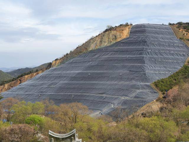 관리형 매립지에 묻혀야 할 고화처리물이 불법으로 매립된 전북 완주 폐석산의 모습이 산에서 멀리 떨어진 묘지에서도 커다랗게 보인다. 이정원 기자
