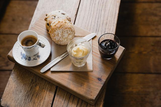 클로티드 크림과 스콘, 차만 있으면 어디서든 영국식 티타임을 즐길 수 있다. 게티이미지뱅크