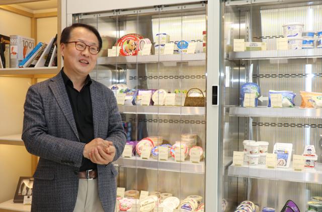 조성춘 구르메F&B 대표가 16일 서울 신사동 '메종 드 구르메' 매장에서 유럽에서 공수한 다양한 치즈들을 설명하고 있다. 구르메F&B 제공