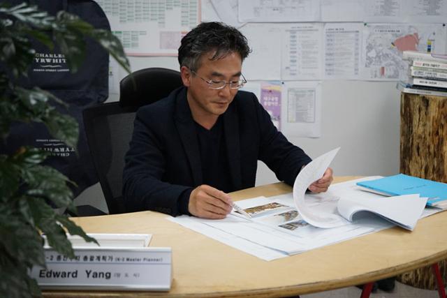 양도식 대구시 K2 부지 총괄계획가가 대구시청 별관의 사무실에서 부지 활용과 관련한 보고서를 검토하고 있다. 김재현 기자