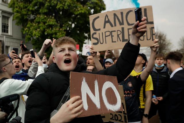 20일 영국 런던의 스탬포드 브리지 경기장 밖에서 첼시 팬들이 첼시의 유럽 슈퍼리그 참가 계획에 항의하는 시위를 하고 있다. 런던=AP 뉴시스