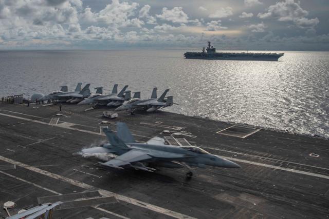 미국 해군 소속 F/A 18E 슈퍼호넷 전투기가 지난해 7월 6일 남중국해 해역을 항해하는 니미츠 항공모함의 비행 갑판 위에 착륙할 당시 모습. 미 해군 제공