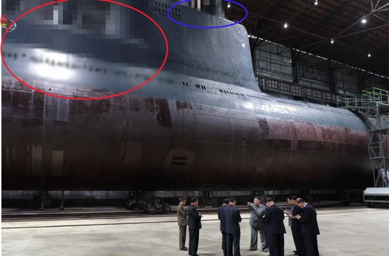 북한이 지난 2019년 7월 김정은 국무위원장이 새로 건조한 잠수함을 시찰했다고 보도하면서 공개한 잠수함. 당시 중앙TV는 시찰 장면이 담긴 사진을 공개하면서 잠수함에서 SLBM 발사관이 위치한 것으로 추정되는 부분(붉은 원) 등을 모자이크 처리했다. [연합뉴스]