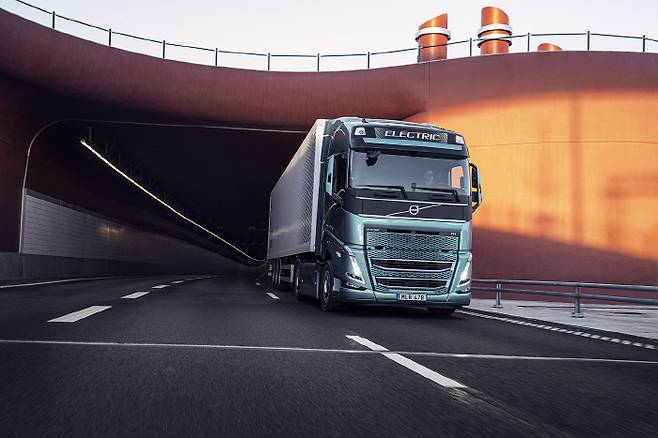 볼보트럭이 유럽 시장에서 신형 대형 전기트럭 3종 출시 계획을 발표했다. 오는 2022년 유럽을 시작으로 양산될 예정이며, 1회 충전시 최대 300km(자체 측정)를 달릴 수 있다. [사진 제공 = 볼보트럭 코리아]