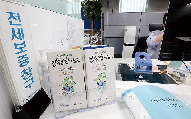 서울 HUG 한 지사 전세보증창구에서 직원이 업무를 보고 있다. /사진=뉴시스