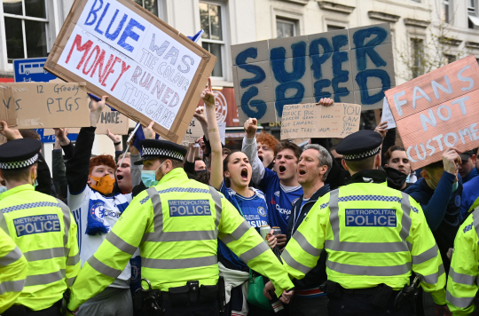 첼시팬들 분노 : 첼시 팬들이 21일 오전(한국시간) 영국 런던에서 슈퍼리그 출범에 반대하는 시위를 펼치고 있다.  EPA연합뉴스