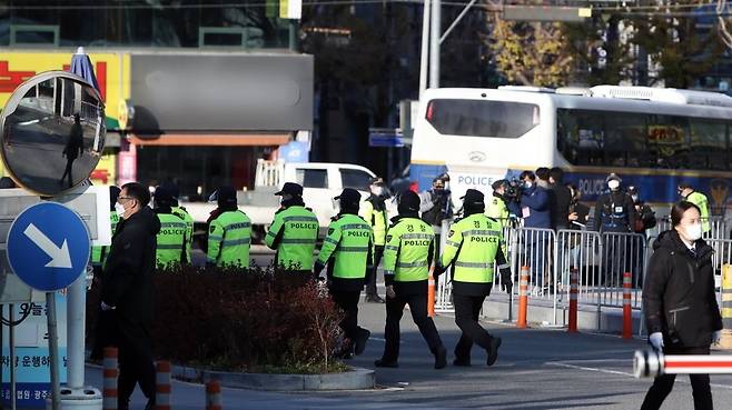 지난해 11월 30일 전두환 전 대통령이 피고인으로 출석 예정인 광주 동구 지산동 광주지법에서 경찰 기동대가 이동하고 있다.(사진은 기사와 직접적 관련 없음) [연합]