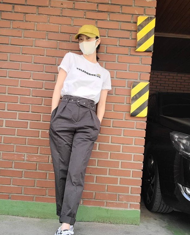 Wyeolim, a former member of the group Wonder Girls, reported on his recent situation.Wu Hyelim posted a photo on April 21 with an article entitled The weather is good these days on his personal instagram.In the photo, Wu Hyelim is wearing a white white T-shirt with a belt point matching slacks. He is proud of his unique fashion sense by giving points with cute mustard ball caps.Especially, as if enjoying the warmer Spring weather, the fresh expression caught Eye-catching.The netizens who watched this responded such as The season of pretty Hyelim is very big and Pretty.Meanwhile, Wu Hyelim married Taekwondo player Shin Min-chul after eight years of dating; recently appeared as Channel A, SKY Difficult Couple Special MC.