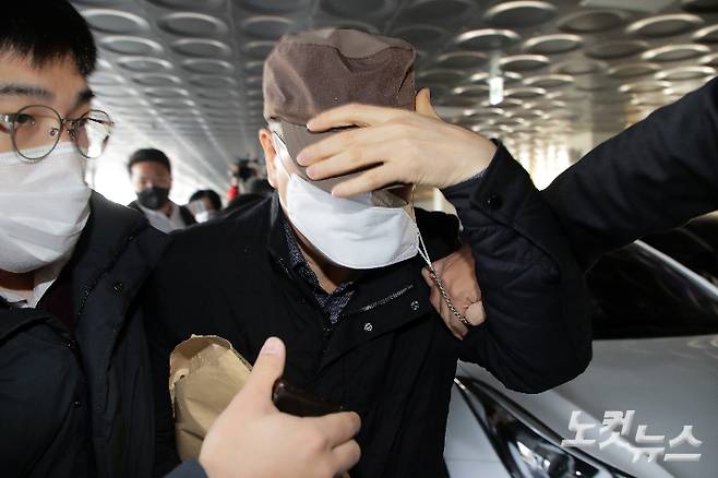 'LH 투기 의혹' 현직 직원 강 모 씨가 19일 조사를 받기 위해 경기도 수원시 경기남부경찰청에 출석하고 있다. 박종민 기자