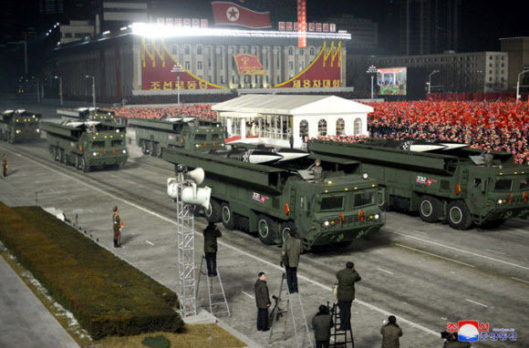 지난 1월 14일 저녁 평양 김일성광장에서 열린 노동당 8차대회 기념 열병식에서 선보인 단거리 탄도미사일 ''북한판 이스칸데르''의 개량형. 연합뉴스