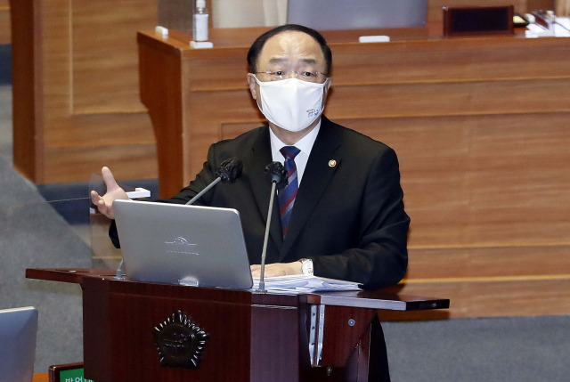 홍남기 국무총리 직무대행이 19일 서울 여의도 국회 본회의장에서 열린 제386회 국회(임시회) 정치·외교·통일·안보 분야 대정부질문에 출석해 국민의힘 정진석 의원 질의에 답변하고 있다./권욱 기자