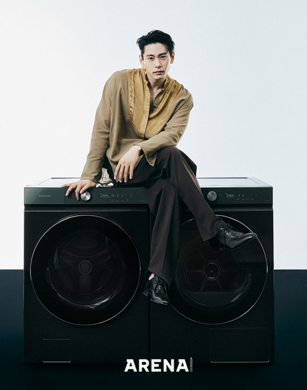 Actor Teo Yooooooo pictorial has been released.Teo Yooooooo also told a behind-the-scenes story about director debuts Log in Belgeum, a film that Teo Yoooooooo filmed directly with his cellphone.The Teo Yooooooo pictorial can be found in the May issue of Arena Homme Plus.