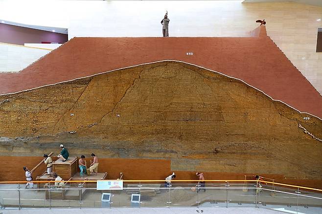 풍납토성 단면. 실제 성벽을 전사(轉寫)한 것으로 한성백제박물관 로비를 장식하고 있다.[사진/전수영 기자]