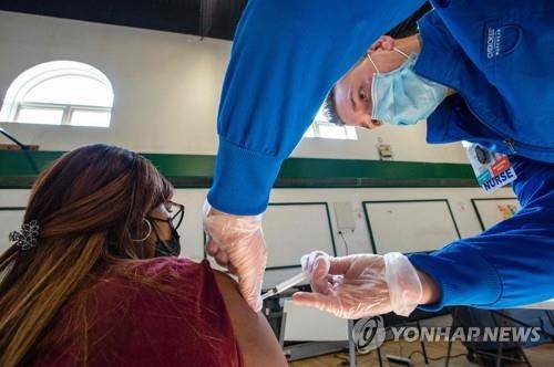 미 코네티컷주에서 한 여성이 두 번째 모더나 백신을 맞고 있다. [AFP=연합뉴스 자료사진]