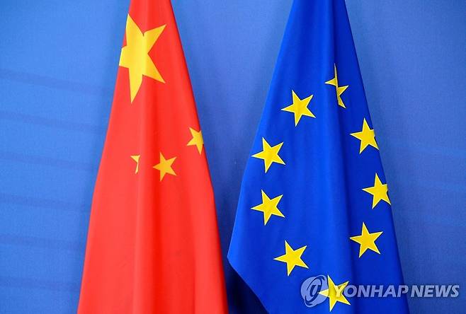 나란히 놓인 중국 오성홍기(왼쪽)과 유럽연합(EU) [AFP=연합뉴스 자료사진]