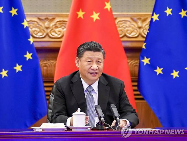 작년 12월 유럽연합(EU) 정상들과 화상 정상회담을 하는 중국 시진핑 국가주석 [신화=연합뉴스 자료 사진]