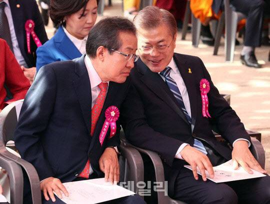 2017년 5월 3일 당시 문재인 더불어민주당 대선후보와 홍준표 자유한국당 대선후보가 불기 2561년 부처님 오신날을 맞아 서울 종로구 견지동 조계사에서 열린 봉축 법요식에 참석해 대화하고 있다 (사진=이데일리DB)