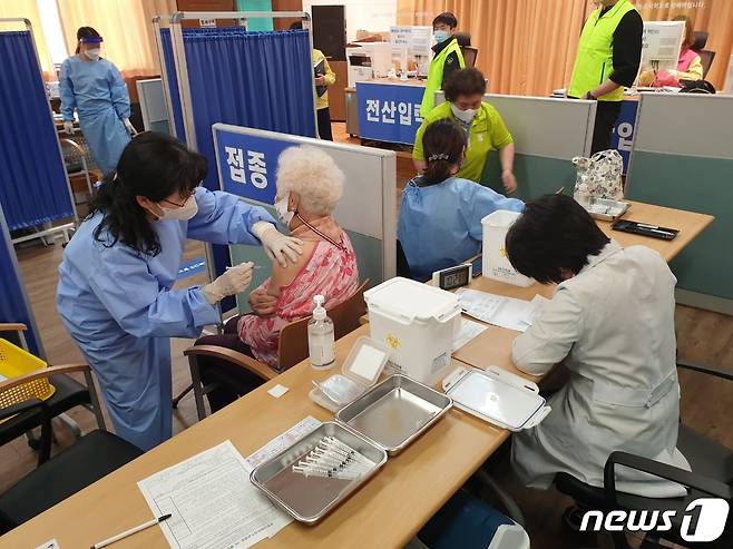 22일 충북 영동군보건소에서 어르신들을 대상으로 코로나19 백신 접종을 하고 있다.(영동군 제공)© 뉴스1