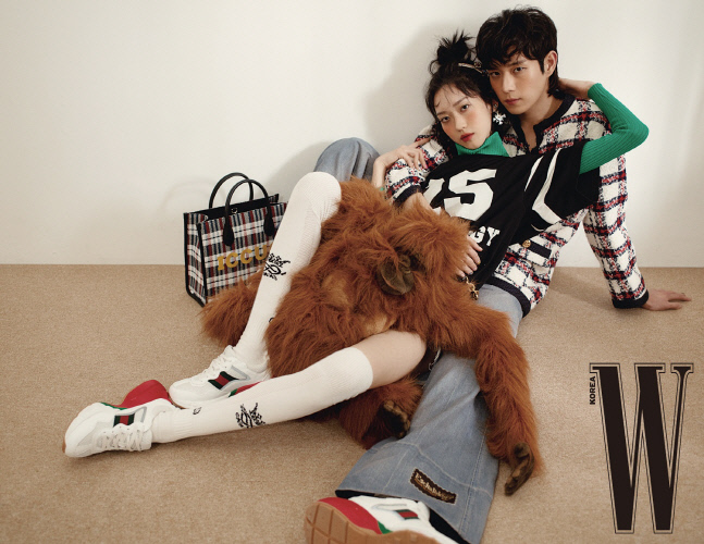, The State Brother and Sister Perfect VisualKim Young-dae and Han ji-hyun are among the pictures released in the May issue of fashion magazine W. KoreaWe were together.Two actors, who are working as twins Brother and Sister Joo Seok-hoon and Joo Seok-kyung in Penthouse, produced a wonderful picture image expressing the image of Brother and Sister in a lovely and affectionate everyday life.Interviews and videos that show the wit and charm of the two actors can be found in the May issue of W. Korea and on the SNS channel.Photo  W. Korea