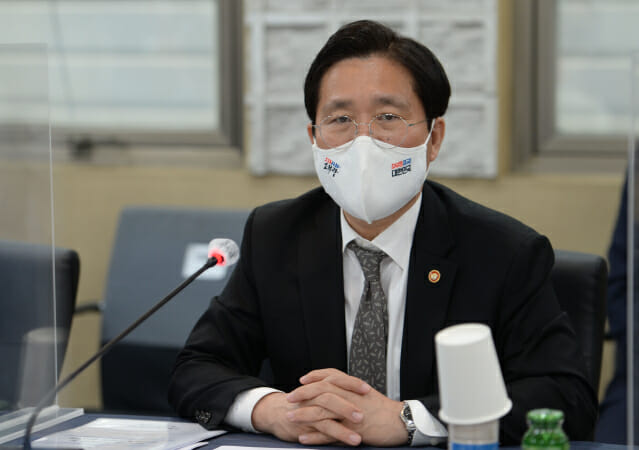 성윤모 산업통상자원부 장관이 22일 '뿌리산업 업계 간담회'에서 인사말을 하고 있다.