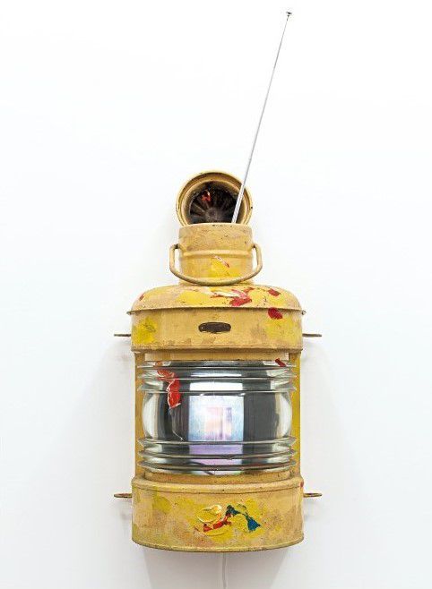 백남준 1994년작 '램프'(50×25×33cm).
