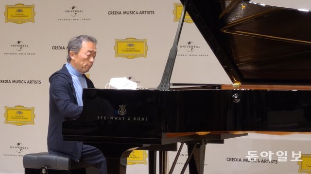 정명훈이 22일 서울 서초구에서 열린 기자간담회에서 베토벤 피아노소나타 30번을 연주하고 있다. 유윤종 기자 gustav@donga.com