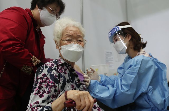 106세인 최오경 할머니가 서울 노원구 구민체육센터에 설치된 코로나19 예방접종센터에서 2차 백신을 맞고 있다.