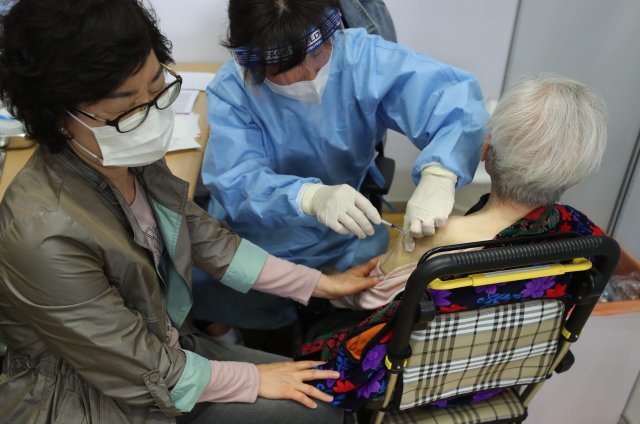 22일 서울 노원구 구민체육센터에 설치된 코로나19 예방접종센터에서 어르신들이 2차 백신을 맞고 있다.
