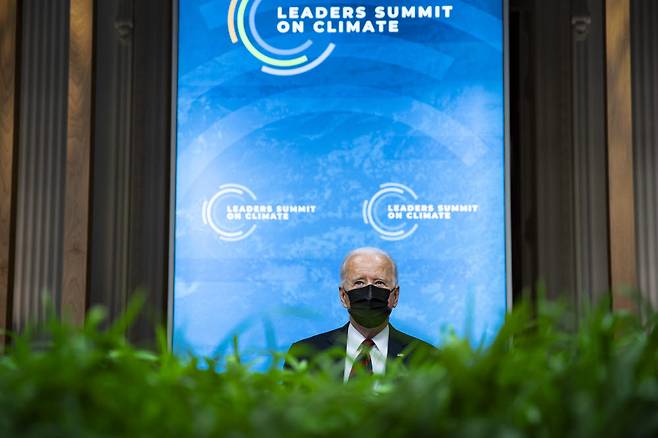 22일 밤 9시(한국시간) 조 바이든 미국 대통령이 워싱턴 DC 백악관 이스트룸에서 화상으로 진행된 기후정상회의에서 인사말을 하고 있다. EPA/연합뉴스