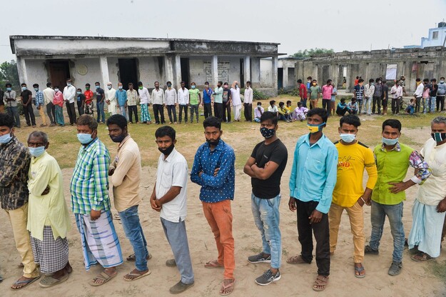 코로나19 하루 감염자가 31만4천명을 넘어선 인도에서 22일 유권자들이 지방선거 투표를 위해 줄지어 서 있다. 초프라/AFP 연합뉴스 2021-04-22