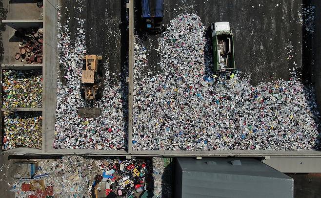 경기도 수원시 영통구 자원순환센터에서 플라스틱 재활용 쓰레기 하차작업이 진행되고 있다. 수원/이정아 기자