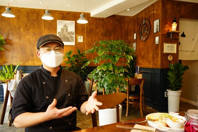 의성 안계면 출신으로 타지에서 생활하다 고향으로 돌아와 '달빛 레스토랑'을 창업한 김동찬씨가 의성에 창업하게 된 배경을 설명하고 있다. 김재현 기자