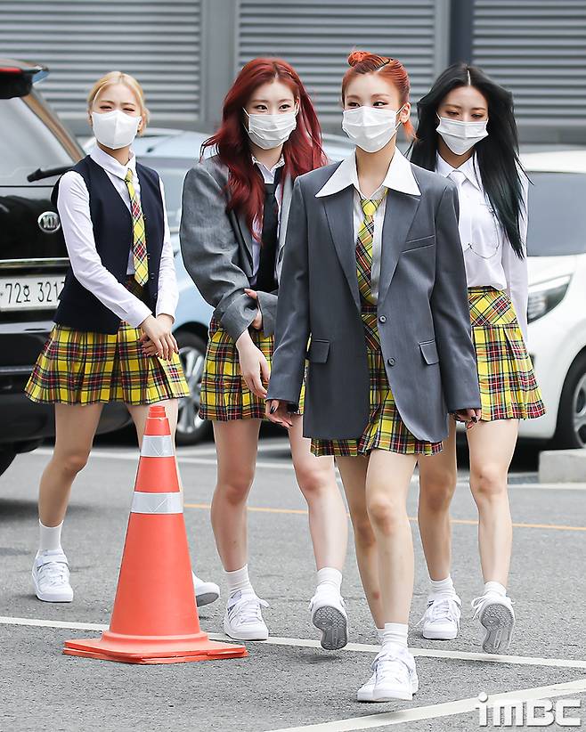 ITZY (ITZY) Yezi, Lia, Ryu Jin, Chaeryeong and Yuna showed off their lovely charm with the flower pedestal pose full of edge in uniform.ITZY (ITZY) Yezi, Lia, Ryu Jin, Chaeryeong and Yuna attended the recording of Knowing Brother at JTBC Studio in Ilsan, Gyeonggi Province on the afternoon of the 22nd.ITZY members have co-ordinated a variety of hairstyles and individual jackets, especially the show of calyx and various heart Pose, which have revealed a shameful charm.(GIF is highly appreciated via the iMBC website in PC environments)iMBC Photo