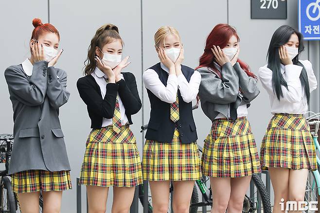 ITZY (ITZY) Yezi, Lia, Ryu Jin, Chaeryeong and Yuna showed off their lovely charm with the flower pedestal pose full of edge in uniform.ITZY (ITZY) Yezi, Lia, Ryu Jin, Chaeryeong and Yuna attended the recording of Knowing Brother at JTBC Studio in Ilsan, Gyeonggi Province on the afternoon of the 22nd.ITZY members have co-ordinated a variety of hairstyles and individual jackets, especially the show of calyx and various heart Pose, which have revealed a shameful charm.(GIF is highly appreciated via the iMBC website in PC environments)iMBC Photo