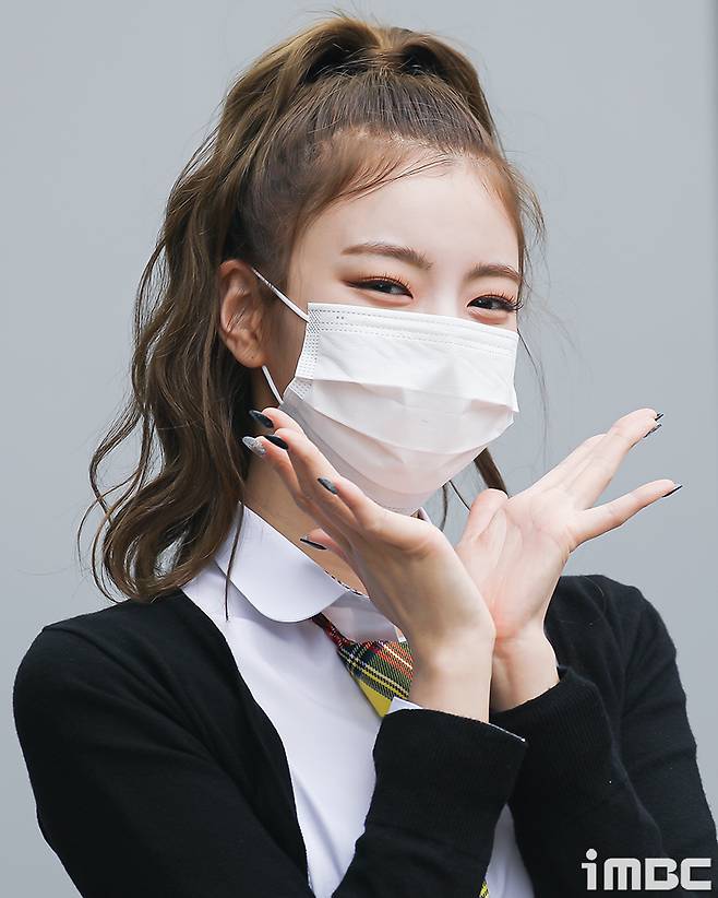 ITZY (ITZY) Yezi, Lia, Ryu Jin, Chaeryeong and Yuna showed off their lovely charm with the flower pedestal pose full of edge in uniform.ITZY (ITZY) Yezi, Lia, Ryu Jin, Chaeryeong and Yuna attended the recording of Knowing Brother at JTBC Studio in Ilsan, Gyeonggi Province on the afternoon of the 22nd.ITZY members have co-ordinated a variety of hairstyles and individual jackets, especially the show of calyx and various heart Pose, which have revealed a shameful charm.(GIF is highly appreciated via the iMBC website in PC environments)iMBC Photo