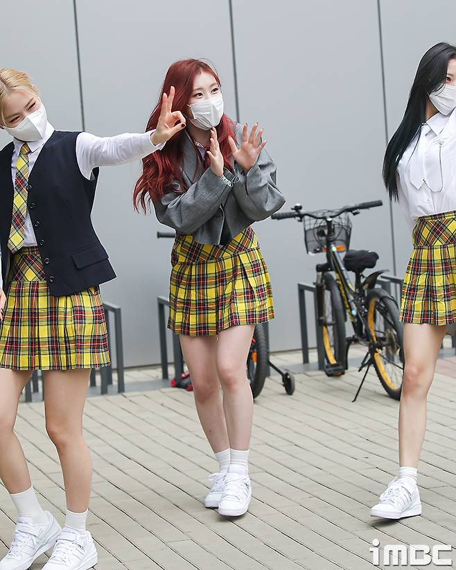 ITZY (ITZY) Yezi, Lia, Ryu Jin, Chaeryeong and Yuna showed off their lovely charm with the flower pedestal pose full of edge in uniform.ITZY (ITZY) Yezi, Lia, Ryu Jin, Chaeryeong and Yuna attended the recording of Knowing Brother at JTBC Studio in Ilsan, Gyeonggi Province on the afternoon of the 22nd.ITZY members have co-ordinated a variety of hairstyles and individual jackets, especially the show of calyx and various heart Pose, which have revealed a shameful charm.(GIF is highly appreciated via the iMBC website in PC environments)iMBC Photo