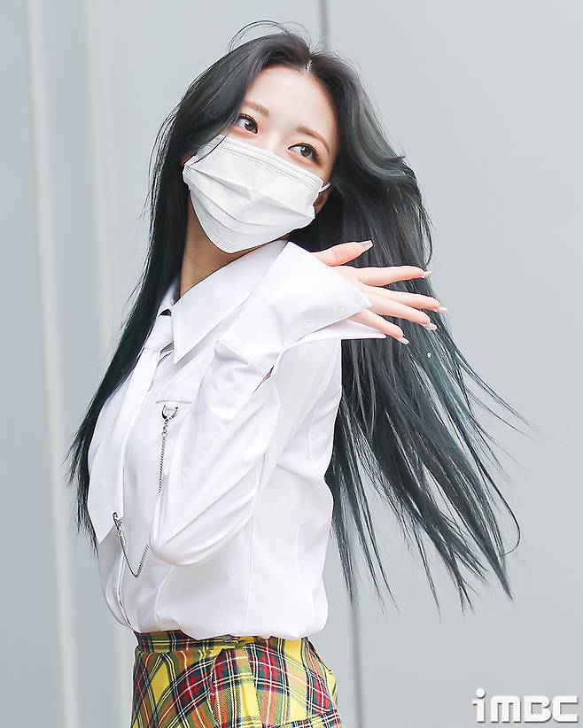 ITZY (ITZY) Yezi, Lia, Ryu Jin, Chaeryeong and Yuna showed off their lovely charm with the flower pedestal pose full of edge in uniform.ITZY (ITZY) Yezi, Lia, Ryu Jin, Chaeryeong and Yuna attended the recording of Knowing Brother at JTBC Studio in Ilsan, Gyeonggi Province on the afternoon of the 22nd.ITZY members have co-ordinated a variety of hairstyles and individual jackets, especially the show of calyx and various heart Pose, which have revealed a shameful charm.(GIF is highly appreciated via the iMBC website in PC environments)iMBC Photo