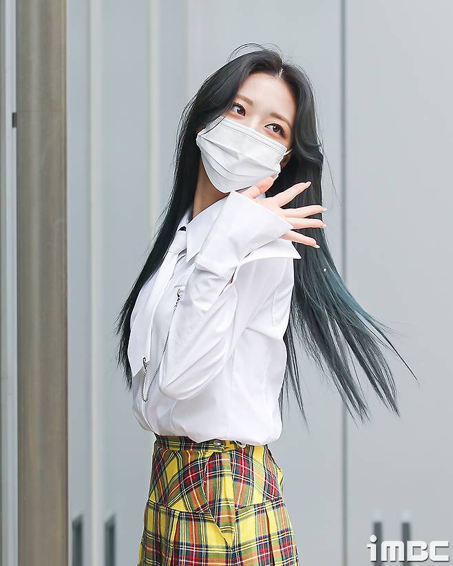 ITZY (ITZY) Yezi, Lia, Ryu Jin, Chaeryeong and Yuna showed off their lovely charm with the flower pedestal pose full of edge in uniform.ITZY (ITZY) Yezi, Lia, Ryu Jin, Chaeryeong and Yuna attended the recording of Knowing Brother at JTBC Studio in Ilsan, Gyeonggi Province on the afternoon of the 22nd.ITZY members have co-ordinated a variety of hairstyles and individual jackets, especially the show of calyx and various heart Pose, which have revealed a shameful charm.(GIF is highly appreciated via the iMBC website in PC environments)iMBC Photo