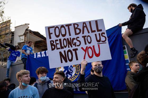 21일 열린 첼시와 브라이튼의 경기 전 ESL에 반대하는 팬들의 모습. 게티이미지