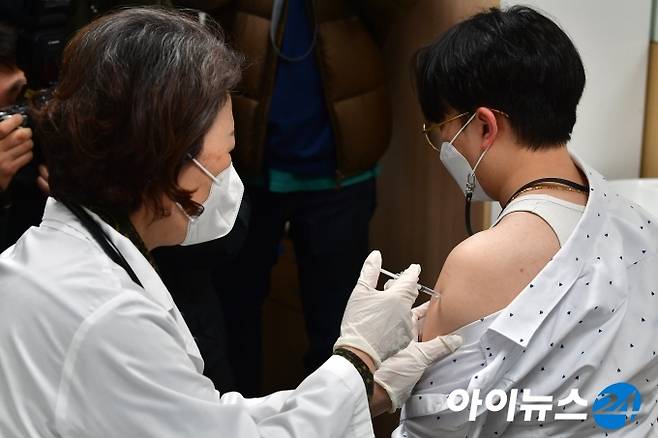 백신 접종이 시행된 첫날인 26일 서울 송파구보건소에서 요양병원 종사자들이 아스트라제네카 백신을 맞고 있다. [사진=사진공동취재단]