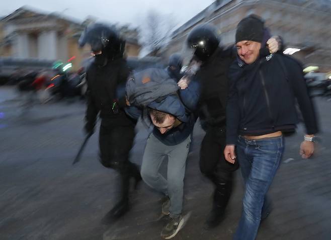 상트페테르부르크에서 나발니 석방 촉구 집회를 열던 시민들이 경찰에 연행되고 있다. EPA=연합뉴스