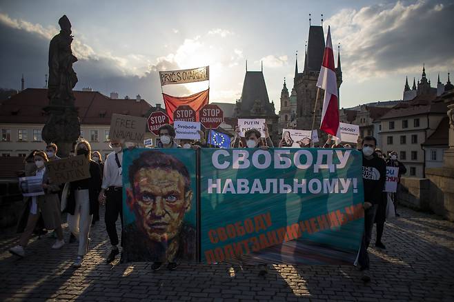 체코의 나발니 지지자들이 21일 프라하의 카를 다리에서 나발니 석방 요구 시위를 벌이고 있다. EPA=연합뉴스