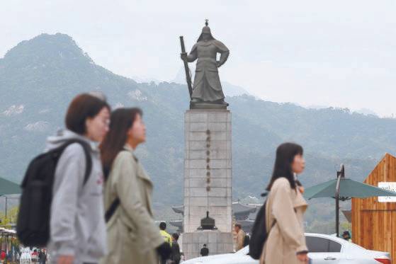 충무공 이순신 탄신 474주년인 2019년 4월 28일 서울 광화문광장에 설치된 이순신 동상 앞을 시민들이 지나가고 있다. 뉴스1