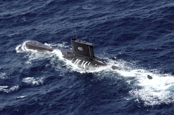 21일 조난한 인도네시아 해군 잠수함 낭갈함이 2014년 10월 훈련하고 있다. [AP=연합뉴스]