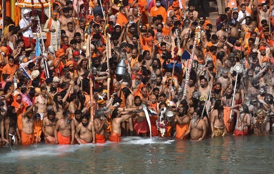 지난 14일(현지시간) 인도 하리드와르에 수백만 명의 순례객이 모였다. 이들은 힌두교 최대 축제인 '쿰브 멜라'를 맞아 갠지스강에 들어가 목욕을 했다. 마스크 착용 등 방역 수칙은 지켜지지 않았다. 이날 인도의 코로나19 일일 신규 확진자 수는 약 18만 5000명을 기록했다. [EPA=연합뉴스]