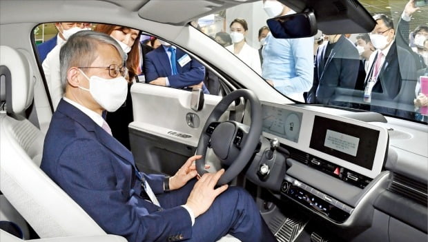 최기영 과학기술정보통신부 장관이 현대자동차의 전기차 아이오닉5에 탑승해 내부를 살펴보고 있다.  /허문찬 기자 sweat@hankyung.com