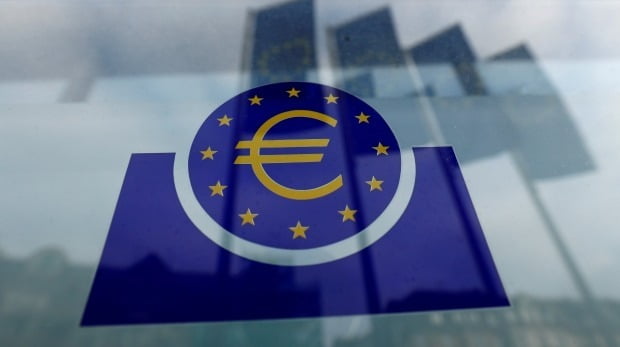 유럽중앙은행(ECB)이 22일(현지시간) 독일 프랑크푸르트에서 통화정책회의를 열고 기준금리를 현행 0%로 동결하기로 했다. 사진은 독일 프랑크푸르트 ECB 본부에서 촬영한 로고. /사진=로이터
